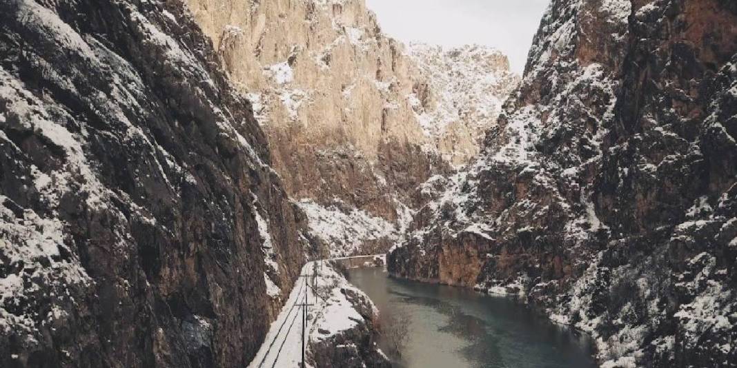 Sessizce akıyor, bambaşka bir zamana götürüyor! Türkiye’nin doğa harikası: Huzurlu bir keşif imkanı sunuyor 5